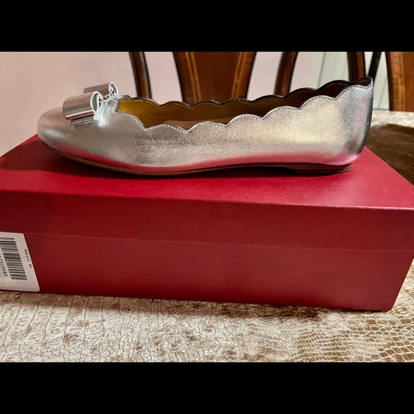 Brand New In Box Womens Scalloped Ferragamo Flats!! - Picture 3 of 5